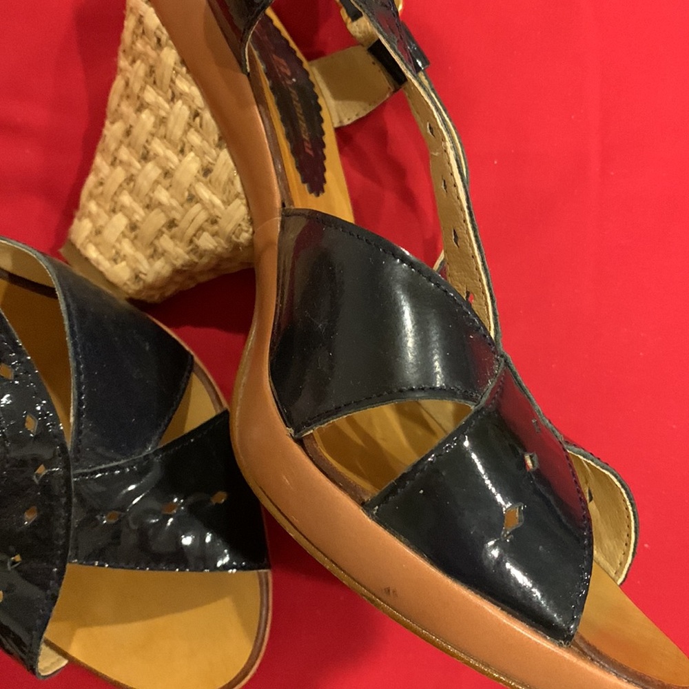 Gorgeous Navy Size 8 sandals with 3 1/2” heel & 1/2” platform, Made in Italy